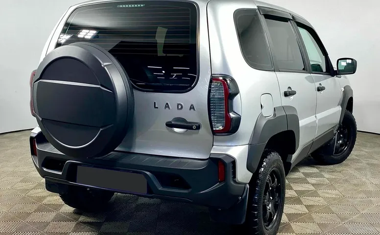 Lada Niva Travel