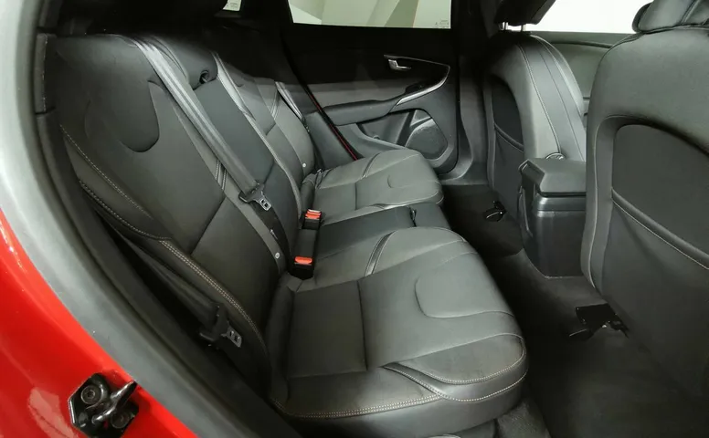 Volvo V40 1.6 D2 Powershift (114 л.с.) Красный