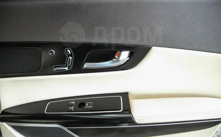 Kia Quoris, 1 поколение