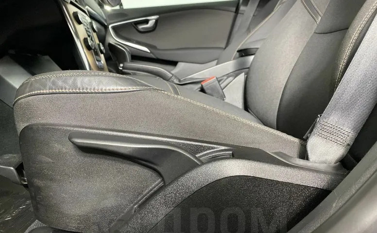 Volvo V40, 2 поколение