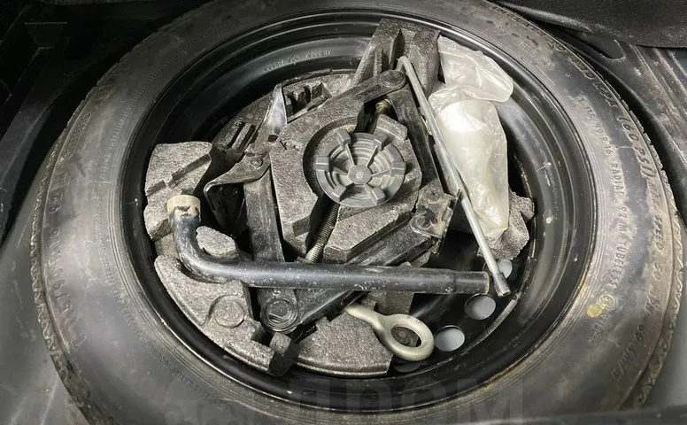 Volvo V40, 2 поколение