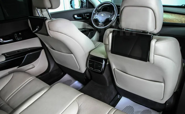 Kia Quoris, 1 поколение