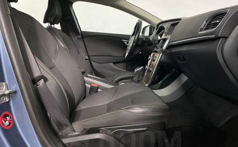 Volvo V40, 2 поколение