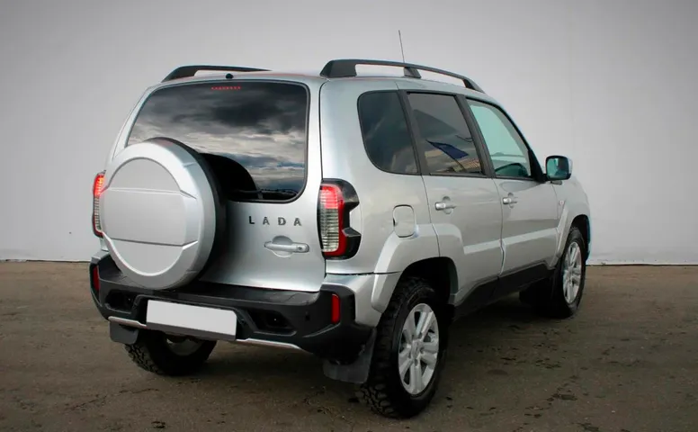 Lada Niva Travel