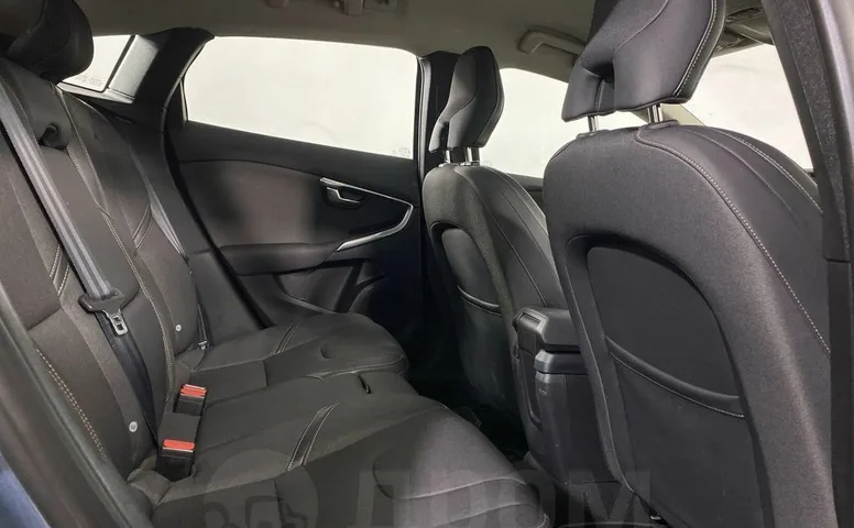 Volvo V40, 2 поколение