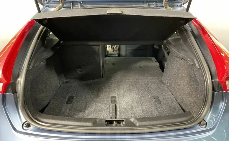 Volvo V40, 2 поколение