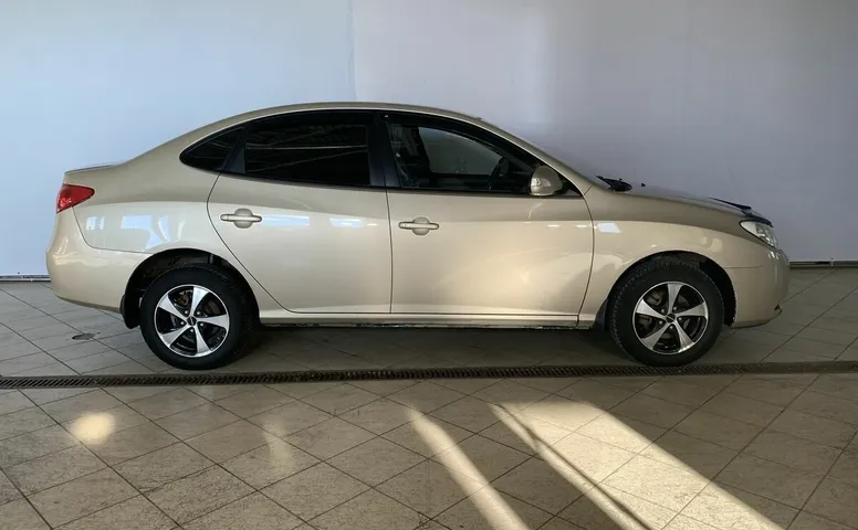Hyundai ELANTRA 1.6 MT (122 л.с.)